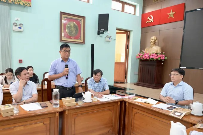 Nhà báo Cao Anh Minh, Tổng Giám đốc Đài truyền hình TPHCM góp ý. (Ảnh: SGGP)