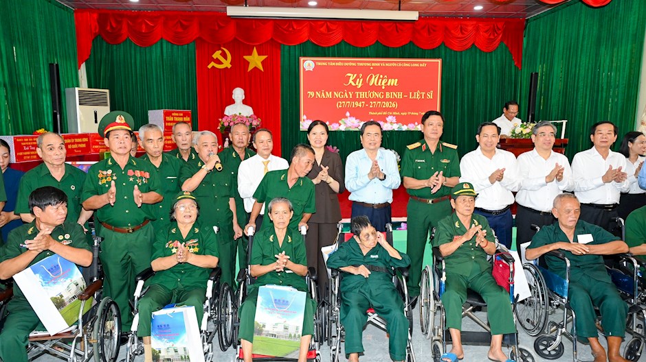Các thương bệnh binh hát tặng Chủ tịch Quốc hội Trần Thanh Mẫn và đoàn công tác