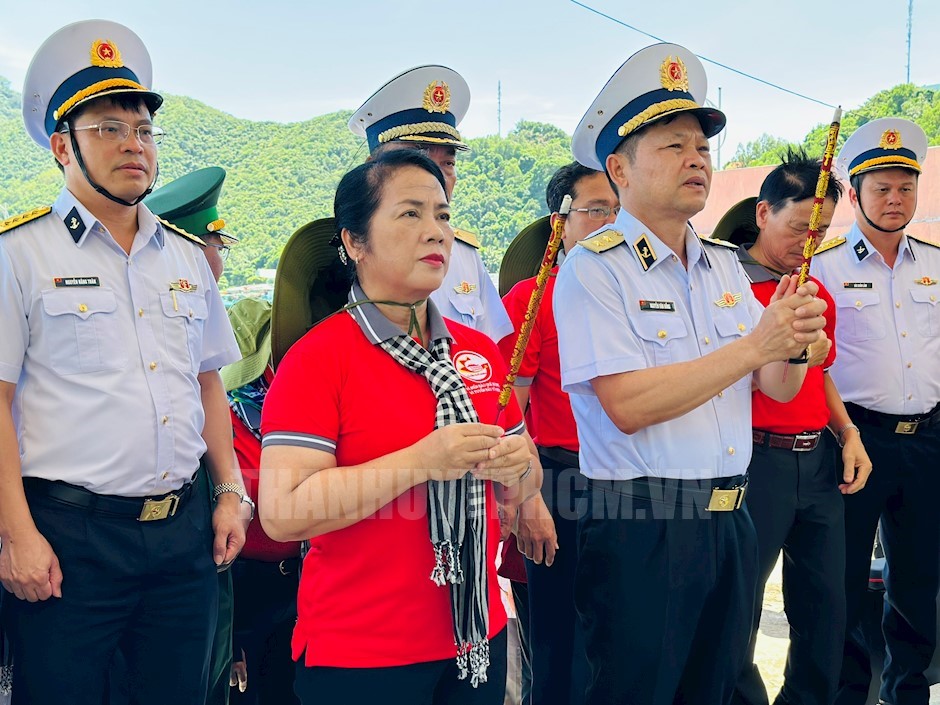 Đoàn đại biểu dâng hương tưởng nhớ những người tử nạn vì cơn bão số 5