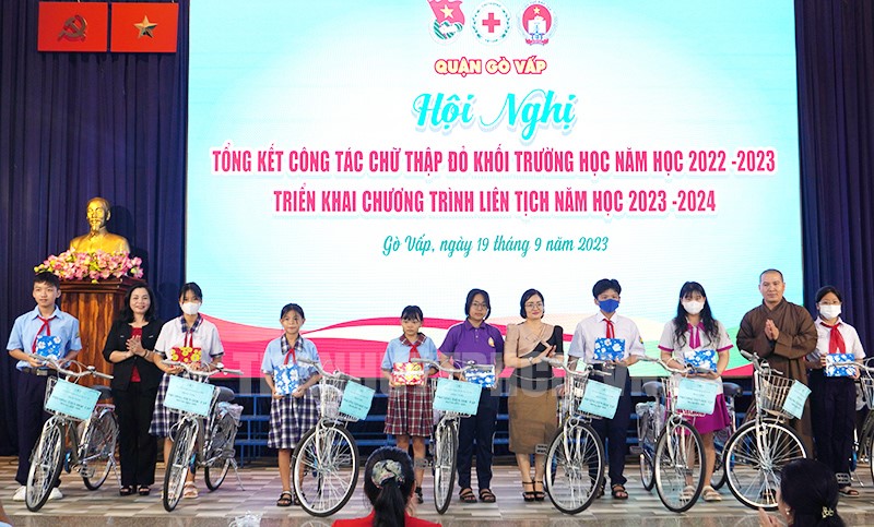 Đồng chí Trần Thị Thanh Nhàn cùng các đại biểu tao tặng xe đạp đến các em học sinh