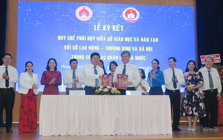 Lãnh đạo Sở Giáo dục và Đào tạo và Sở Lao động-Thương binh và Xã hội TP ký kết phối hợp