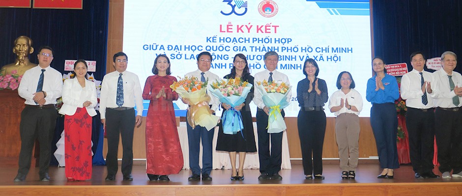 Phó Chủ tịch UBND TPHCM Trần Thị Diệu Thúy tặng hoa chúc mừng các đơn vị tham gia ký kết tại hội nghị