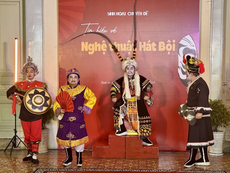 Trích đoạn lịch sử Anh hùng Trần Bình Trọng được các nghệ sĩ thể hiện tại chương trình.