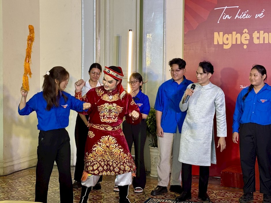 Nghệ sĩ Thanh Bình hướng dẫn các em học sinh, sinh viên các động tác cơ bản của nghệ thuật Hát bội.