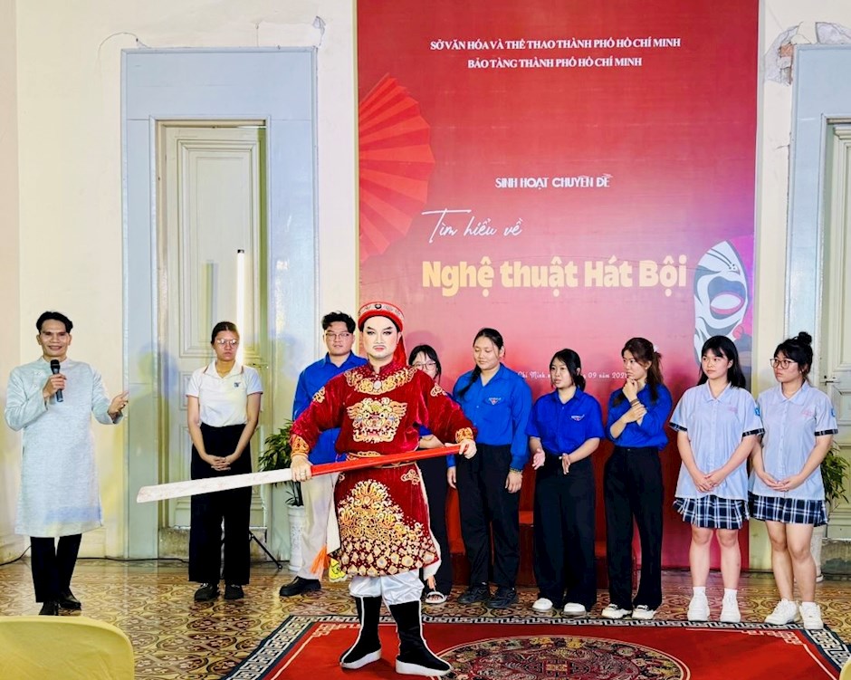 Các bạn thanh niên hào hứng với trải nghiệm thực tế cùng nghệ sĩ Hát bội.