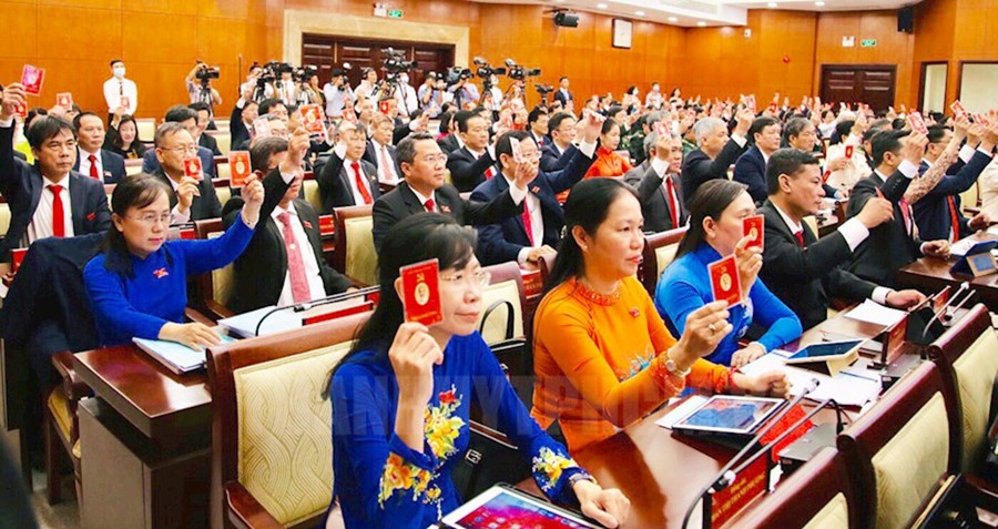 Các đại biểu biểu quyết thông qua chương trình tại Đại hội. (Ảnh: Long Hồ)