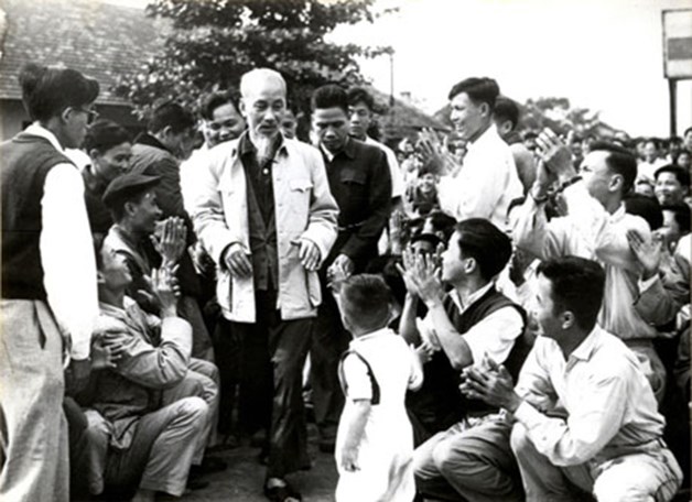 Thầy cô giáo và các em học sinh vui mừng chào đón Chủ tịch Hồ Chí Minh đến thăm Trường Trung học Giao thông – Vận tải Thủy – Bộ (Nguồn: Trang tin điện tử Ban Quản lý Lăng Chủ tịch Hồ Chí Minh).