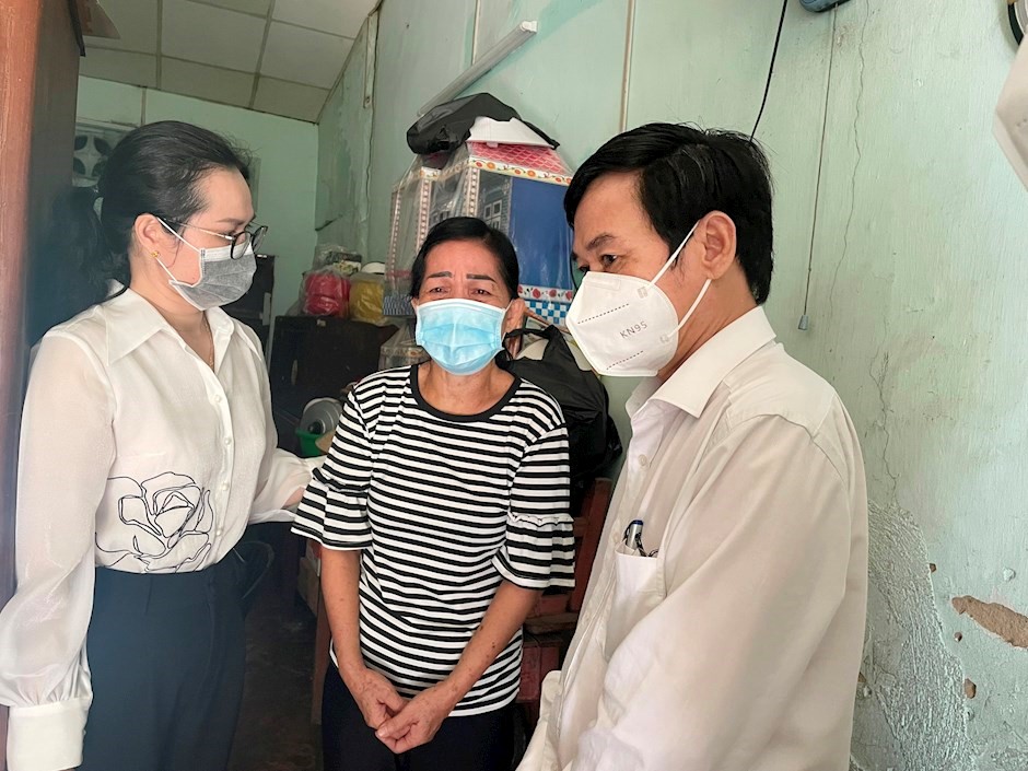 Đồng chí Lê Thụy Mỵ Châu thăm hỏi, động viên thân nhân người mất