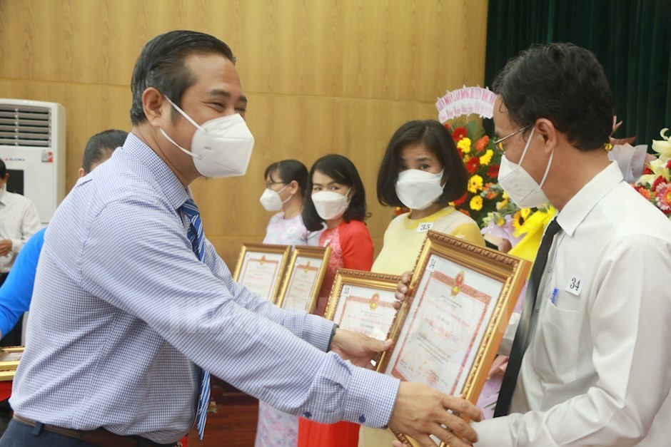 Phó Bí thư Thường trực Huyện ủy Nguyễn Anh Tuấn trao Bằng khen của UBND TP