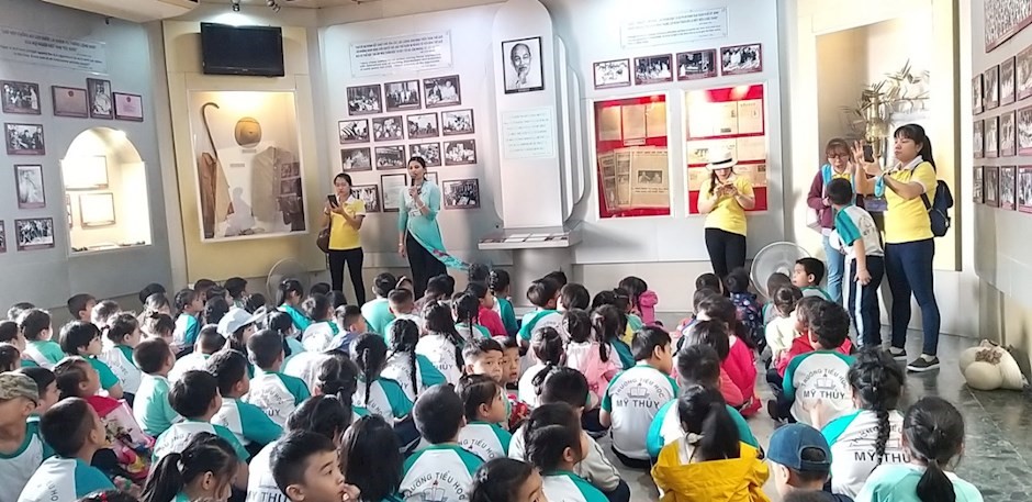 Học sinh tham gia học tập ngoại khóa tại Bến Nhà Rồng