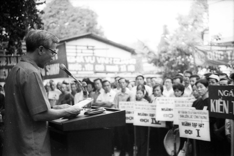 Ngày 16/4/1976 UBMTDTGP TP.HCM làm lễ ra quân do các đoàn tình nguyện đi  lao động xã hội chủ nghĩa. Đồng chí Võ Văn Kiệt, Chủ tịch UBNDCM TP.HCM  kêu gọi mọi người hăng hái than gia sản xuất. (Ảnh: TTXVN)