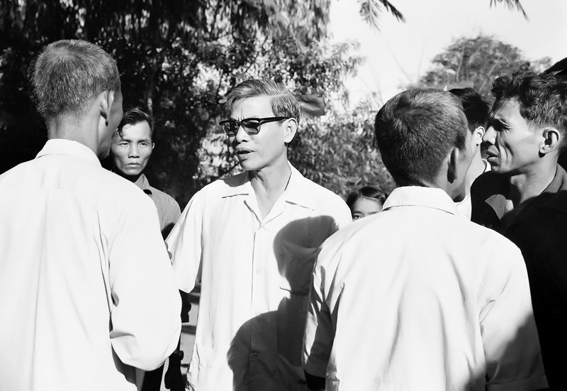 Đồng chí Võ Văn Kiệt đi thăm và nói chuyện với đồng bào ở các hòm phiếu trong huyện Củ Chi (25/4/1976). (Ảnh tư liệu)
