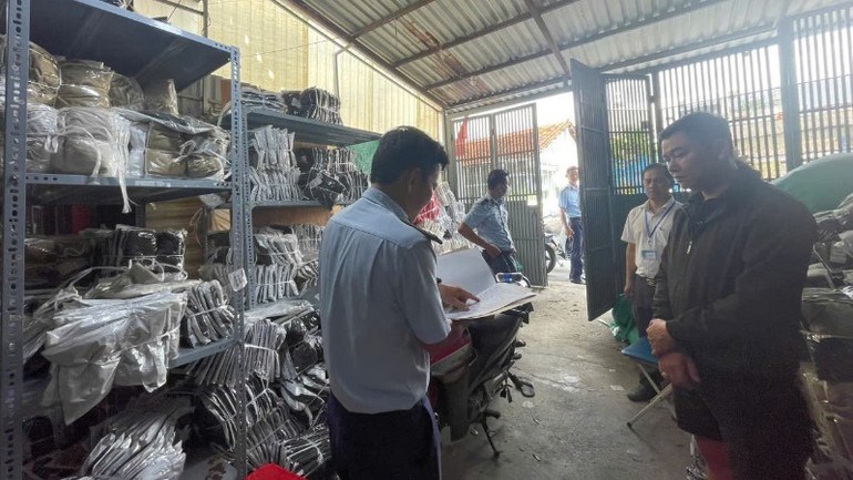 Lực lượng quản lý thị trường Thành phố Hồ Chí Minh kiểm tra một điểm kinh doanh hàng hóa có dấu hiệu vi phạm. (Ảnh: Nhân dân)