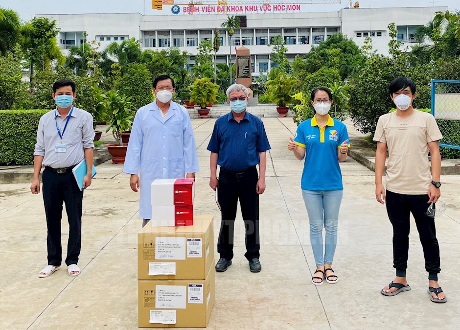 Chị Phùng Thị Thùy Trang (thứ 2, phải qua) cùng nhà hảo tâm trao vật tư y tế cho Bệnh viện Đa khoa khu vực Hóc Môn