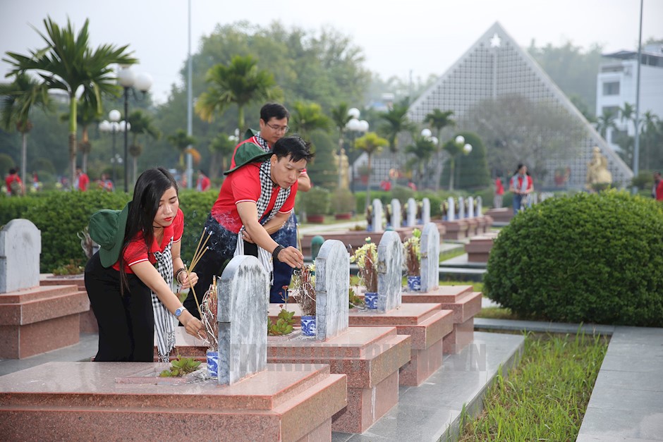 Thành viên đoàn hành trình về nguồn “Qua miền Tây Bắc” thắp hương mộ liệt sĩ tại Nghĩa trang Liệt sĩ Điện Biên Phủ