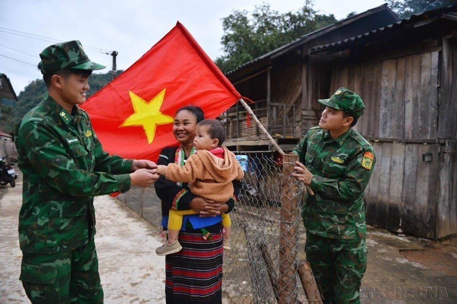 Tình quân dân giữa chiến sĩ Đồn Biên phòng Pa Thơm (Điện Biên) với bà con các dân tộc. (Ảnh: TTXVN)