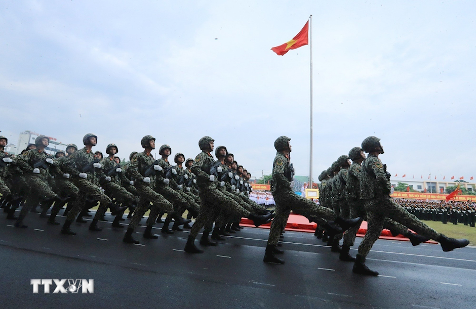 Khối chiến sỹ đặc công diễu binh tại Lễ míttinh, diễu binh, diễu hành kỷ niệm 70 năm Chiến thắng lịch sử Điện Biên Phủ. (Ảnh: TTXVN)