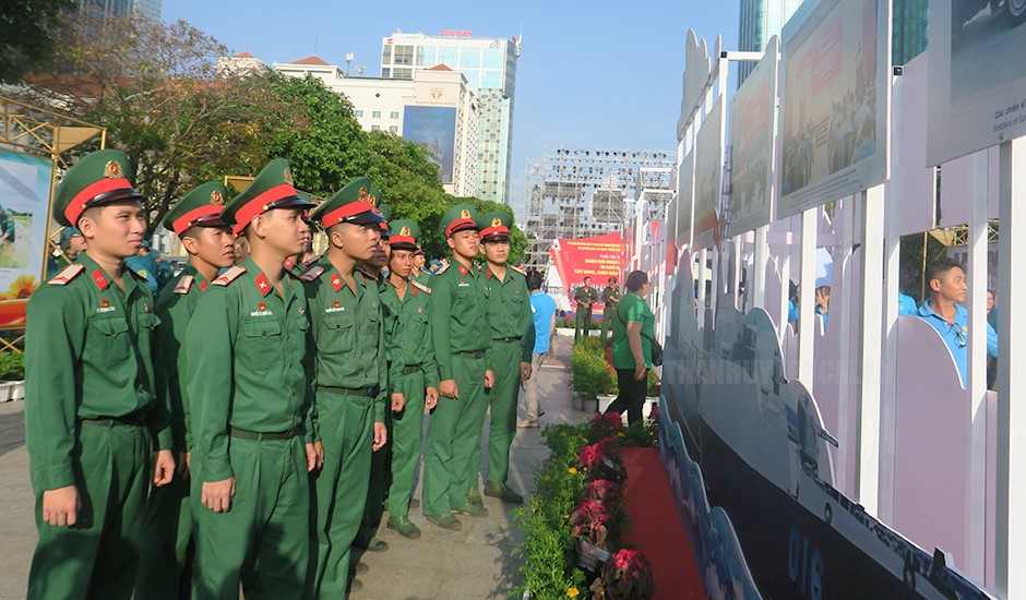 Các chiến sĩ tham quan triển lãm