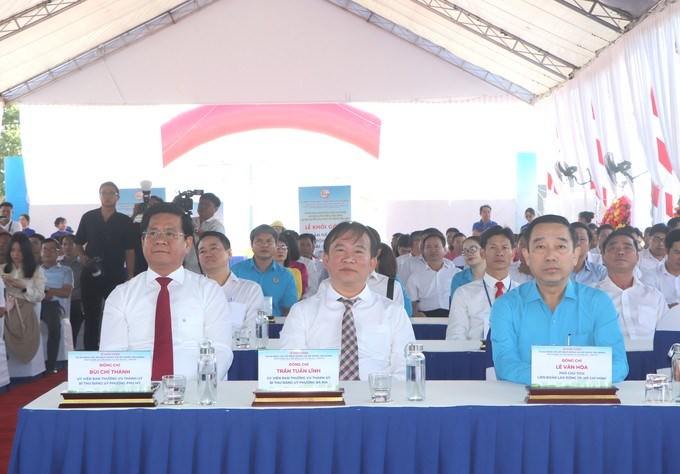 Các đại biểu tham dự lễ khởi công
