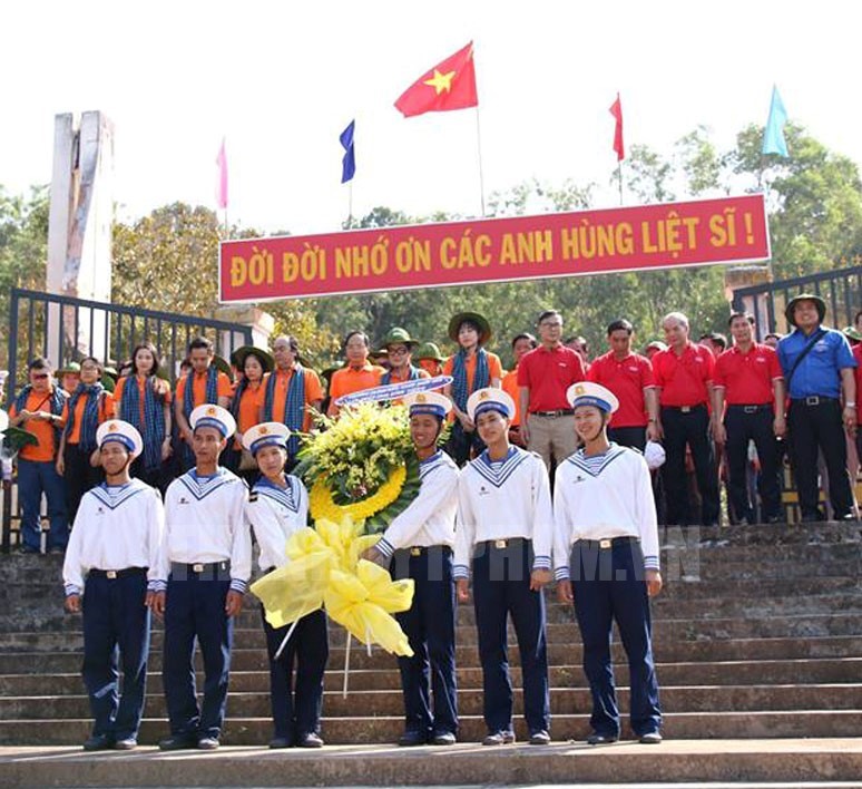 Dâng hoa, tưởng niệm các anh hùng liệt sĩ tại nhà tù Phú Quốc