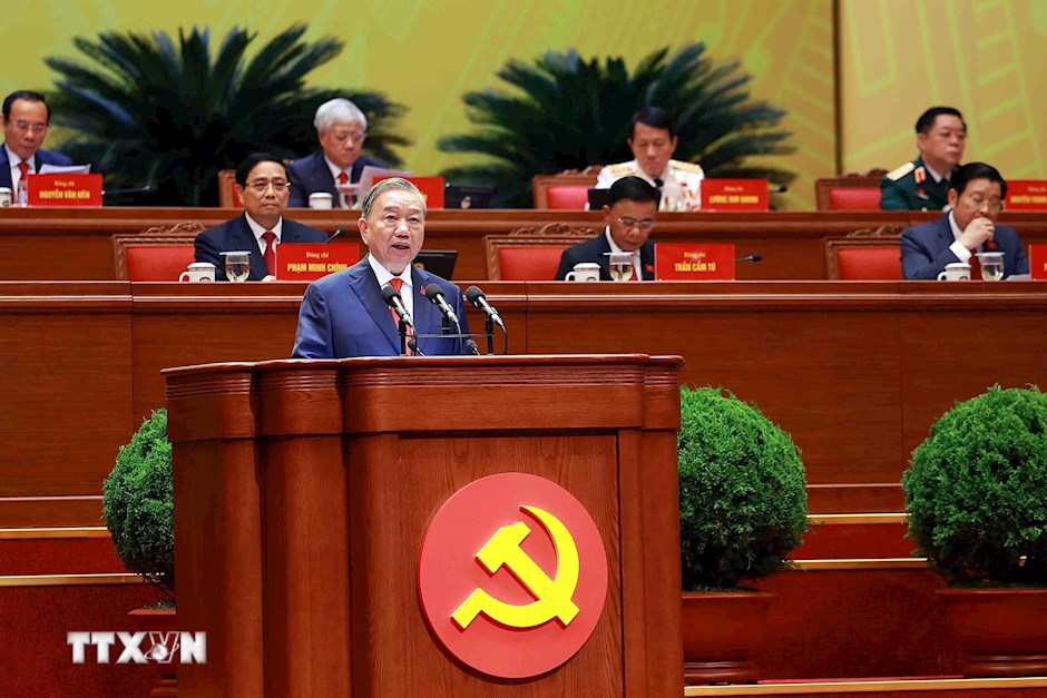 Tổng Bí thư Tô Lâm trình bày Báo cáo của Ban Chấp hành Trung ương Đảng khóa XIII về các văn kiện trình Đại hội XIV của Đảng. (Ảnh: TTXVN)