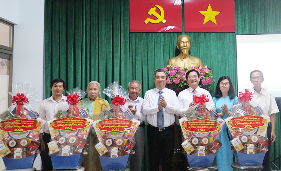 Phó Bí thư Thành ủy, Trưởng Ban Tổ chức Thành ủy TPHCM Nguyễn Phước Lộc thăm hỏi, tặng quà Tết cho Bí thư chi bộ khu phố tiêu biểu tại Quận 4 