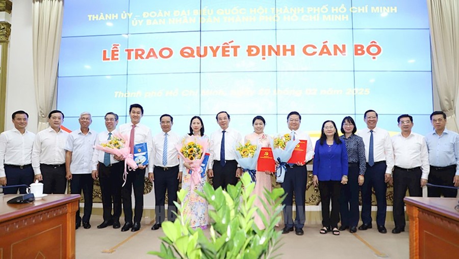 Các đồng chí nhận nhiệm vụ chụp hình cùng lãnh đạo TPHCM