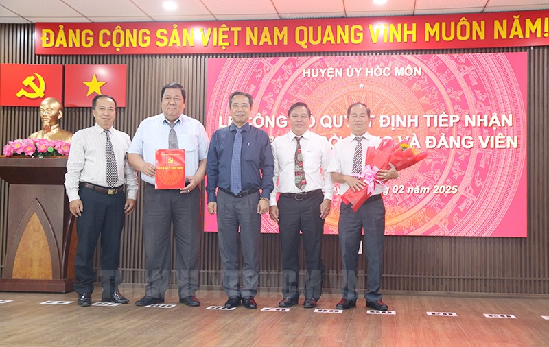 Phó Bí thư Thường trực Đảng ủy Sở Giáo dục và Đào tạo TPHCM Nguyễn Huỳnh Long và Phó Bí thư Thường trực Huyện ủy huyện Hóc Môn Nguyễn Anh Tuấn trao Quyết định và tặng hoa chúc mừng cấp ủy Chi bộ Trường Trung cấp Bách Nghệ TPHCM.