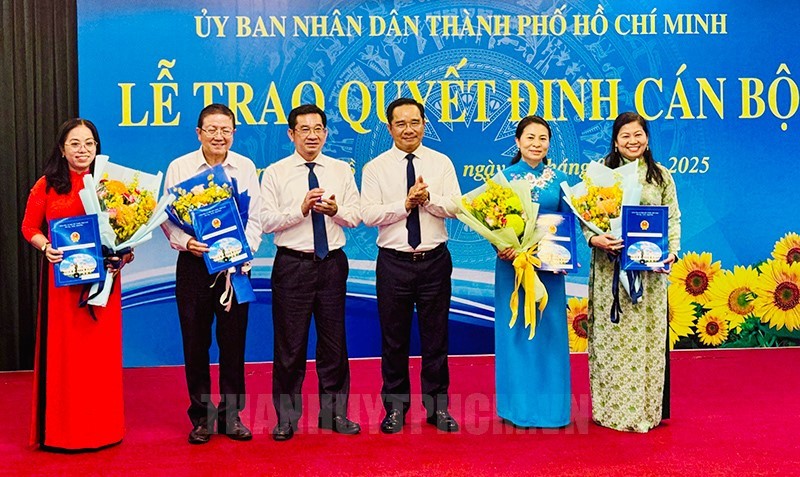 Đồng chí Nguyễn Văn Được và đồng chí Dương Ngọc Hải trao quyết định đến 4 Phó Giám đốc Sở Nội vụ.