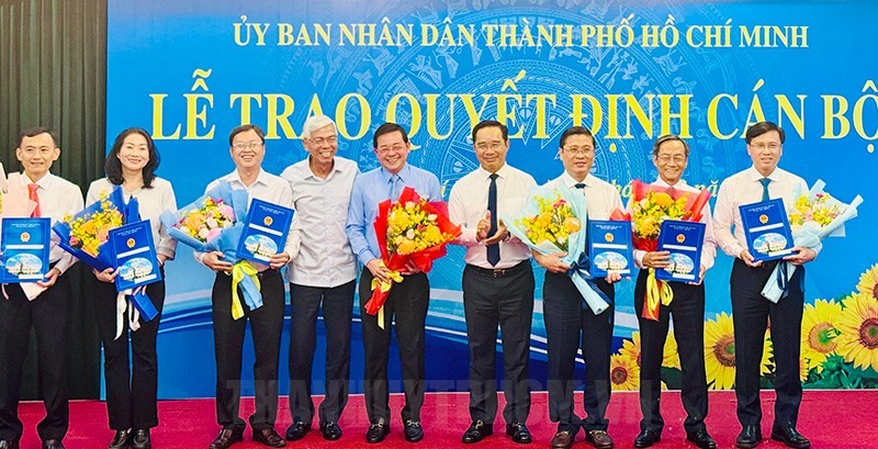 Đồng chí Nguyễn Văn Được và đồng chí Võ Văn Hoan trao quyết định đến 6 Phó Giám đốc Sở Tài nguyên và Môi trường.