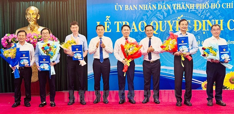 Đồng chí Nguyễn Văn Được và đồng chí Bùi Xuân Cường trao quyết định đến các Phó Giám đốc Sở Xây dựng.