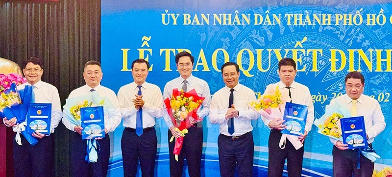 Đồng chí Nguyễn Văn Được và đồng chí Bùi Xuân Cường trao quyết định đến các Phó Giám đốc Sở Giao thông công chánh.