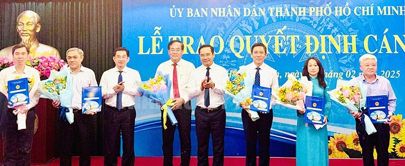 Đồng chí Nguyễn Văn Được và đồng chí Dương Ngọc Hải trao quyết định đến 5 Phó Giám đốc Sở Dân tộc và Tôn giáo TP.