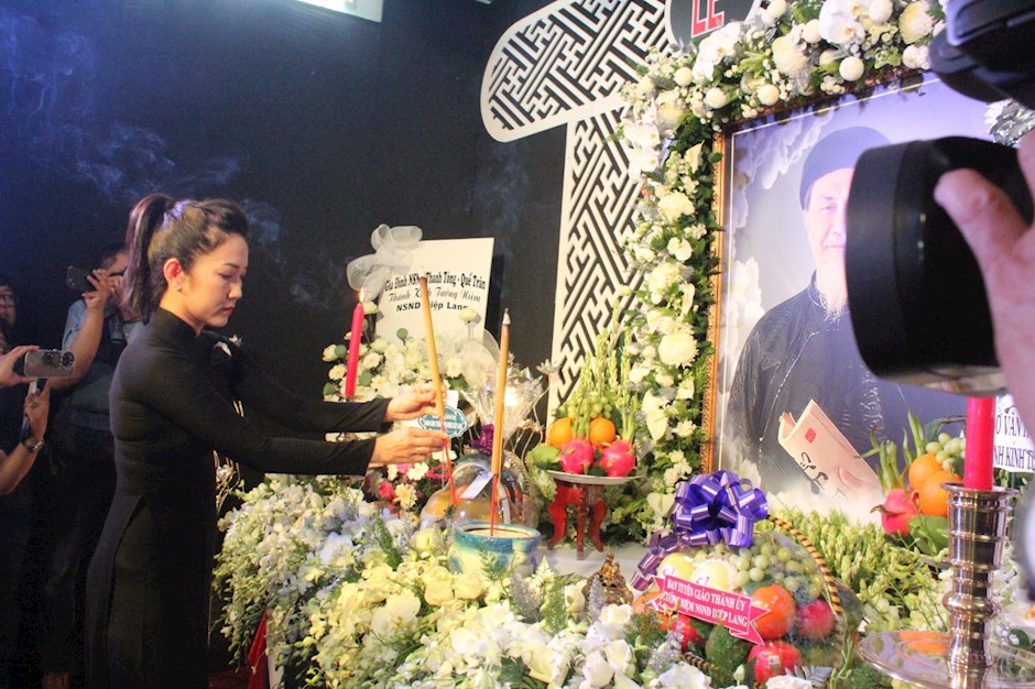 Phó Giám đốc Sở Văn hóa - Thể thao TPHCM Nguyễn Thị Thanh Thúy thắp hương tưởng niệm NSND Diệp Lang