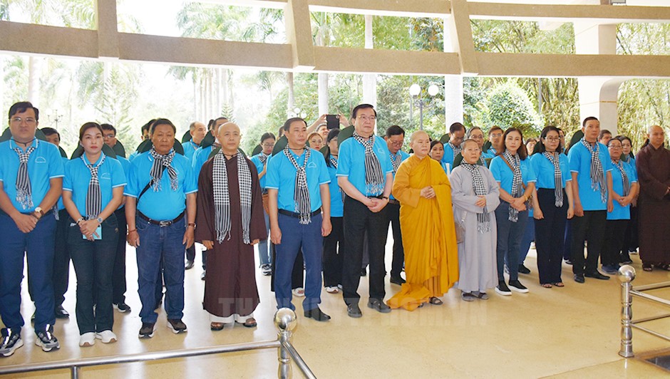 Các đại biểu tham dự lễ báo công, dâng hương tại Đền thờ Chủ tịch Hồ Chí Minh ở tỉnh Trà Vinh.