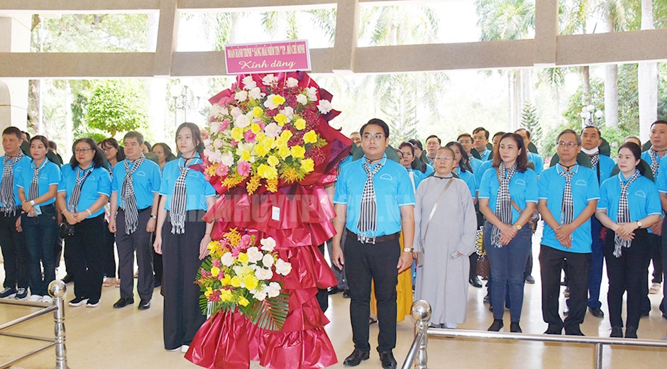 Các đại biểu dâng hoa tại Đền thờ Chủ tịch Hồ Chí Minh.