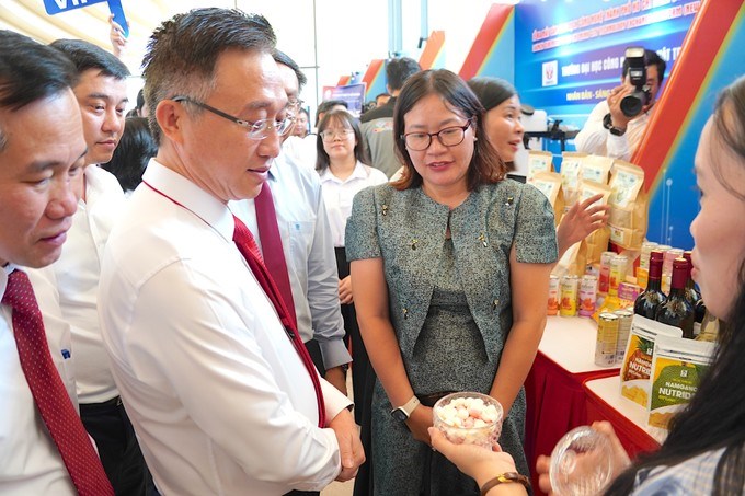 Đại biểu tham quan kh&ocirc;ng gian trưng b&agrave;y sản phẩm nghi&ecirc;n cứu khoa học, y - vi sinh. (Ảnh: SGGP)