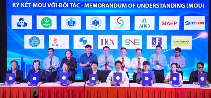 Nghi thức k&yacute; kết bi&ecirc;n bản ghi nhớ hợp t&aacute;c giữa s&agrave;n với c&aacute;c đối t&aacute;c. (Ảnh: SGGP)