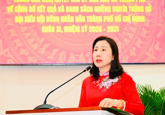 Bà Phạm Thị Thanh Hiền, Giám đốc Sở Nội vụ, Ủy viên Ủy ban bầu cử TPHCM công bố nghị quyết. Ảnh: VIỆT DŨNG