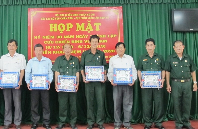 Đồng chí Lê Văn Hoàng, Chủ nhiệm Câu lạc bộ Cựu chiến binh, Cựu quân nhân làm kinh tế huyện Củ Chi tặng quà cho các thành viên câu lạc bộ.