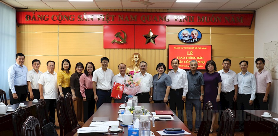 Đồng chí Văn Thị Bạch Tuyết và đồng chí Võ Ngọc Quốc Thuận chụp ảnh lưu niệm cùng Ban Thường vụ Quận ủy Quận 8