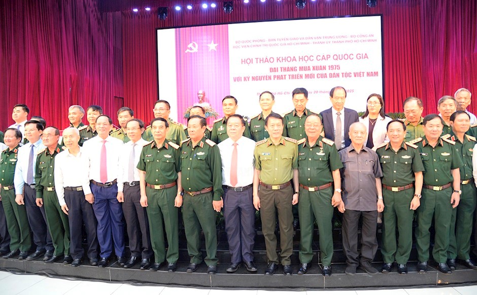 Các đại biểu chụp hình lưu niệm tại hội thảo