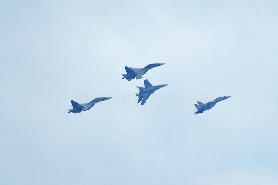 Đội hình 4 chiếc máy bay Su-30MK2 biểu diễn nhào lộn trên bầu trời. (nguồn: Thanhuytphcm.vn)