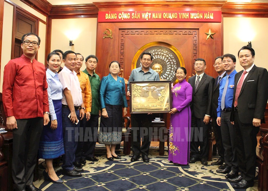Bí thư thứ Nhất Trung ương Đoàn Thanh niên Nhân dân Cách mạng Lào Alounxai Sounnalath tặng quà lưu niệm cho lãnh đạo TPHCM