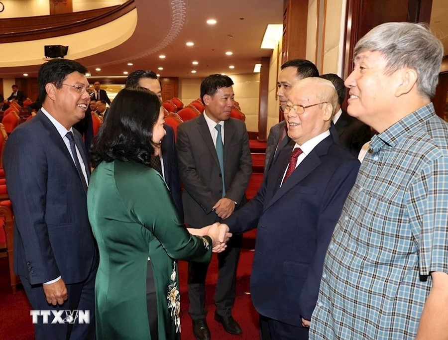 Tổng Bí thư Nguyễn Phú Trọng cùng các đồng chí lãnh đạo Đảng, Nhà nước và đại biểu dự Hội nghị Trung ương lần thứ chín, khóa XIII. (Ảnh: TTXVN)