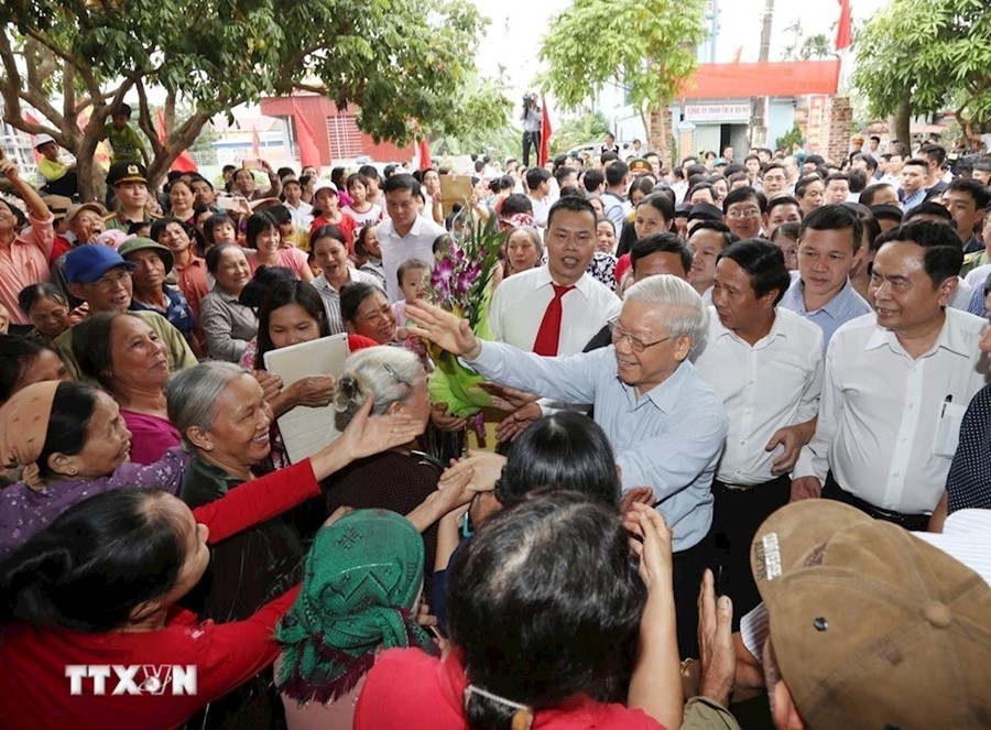 Tổng Bí thư Nguyễn Phú Trọng với nhân dân thôn Thượng Điện, xã Vinh Quang, huyện Vĩnh Bảo trong Ngày hội Đại đoàn kết toàn dân tộc thành phố Hải Phòng (15/11/2017). (Ảnh: TTXVN)