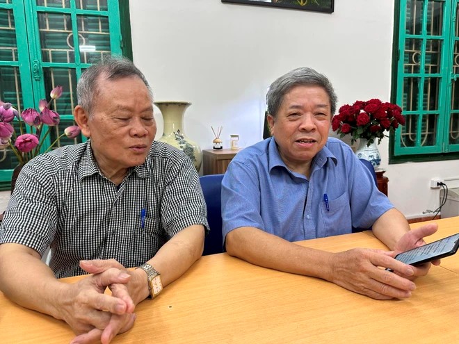 Ông Khuất Minh Trí, Bí thư chi bộ 4, Đảng bộ phường Trần Hưng Đạo, quận Hoàn Kiếm và ông Hà Tiến Hiển, Chi Hội trưởng Chi Hội nạn nhân Chất độc màu da cam phường Trần Hưng Đạo xúc động chia sẻ về Tổng Bí thư Nguyễn Phú Trọng. (Ảnh: Vietnam+)