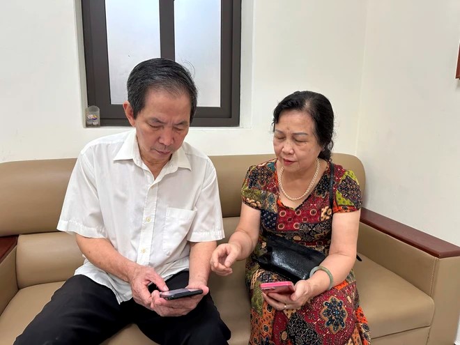 Ông Nguyễn Duy Quế, Bí thư Chi bộ 13 và bà Nguyễn Thị Lai, Bí thư Chi bộ 8, Đảng bộ phường Giảng Võ xúc động khi ôn lại những kỷ niệm về Tổng Bí thư Nguyễn Phú Trọng. (Ảnh: Vietnam+)