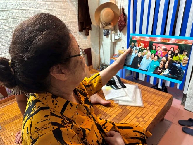 Bà Nguyễn Thị Hiệp, Phó Bí thư Chi bộ số 8, Đảng bộ phường Nguyễn Du, quận Hai Bà Trưng, ôn lại những kỷ niệm đặc biệt về Tổng Bí thư Nguyễn Phú Trọng trong ngày đại đoàn kết dân tộc tổ chức tại khu dân cư. (Ảnh: Vietnam+)