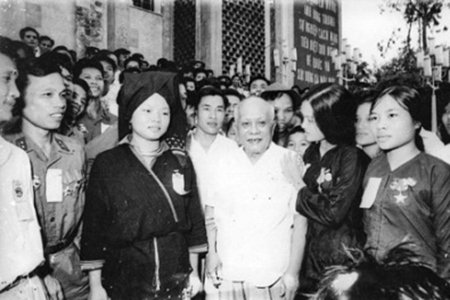 Chủ tịch Tôn Đức Thắng với các đại biểu tham dự Đại hội Ba sẵn sàng toàn miền Bắc. (Ảnh tư liệu)
